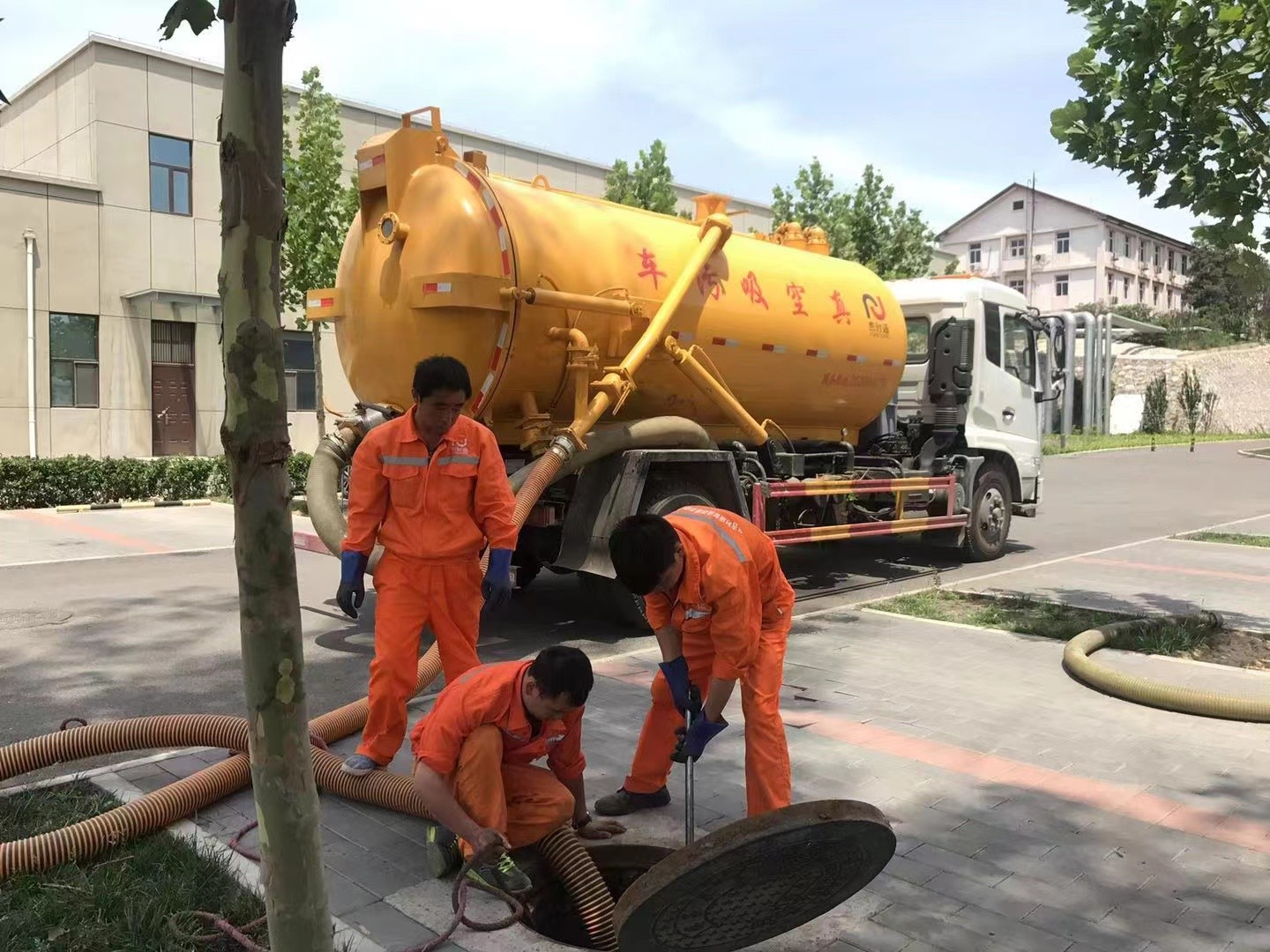 伊犁化粪池清理与5-8吨吸粪车施工效率分析